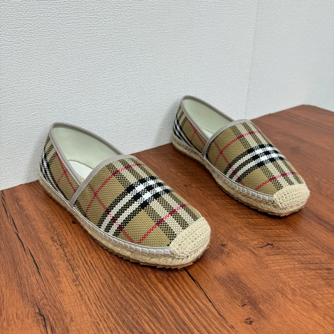Batch 600 Burberry/Burberry new summer men's embroidered straw fisherman shoes, cool slip-on straw shoes! Encounter British fashion with Burberry espadrilles, a perfect blend of classic and fashionable. The unique printing on the upper is a manifestation of the brand's style. Every color and every pattern tells the story of England. Straw soles bring a natural texture, comfortable and chic. Whether you are strolling in the city streets or heading to the beach for vacation, it can add elegance and charm to you, easily become the center of attention, and start your own fashion journey. Classic knitted canvas upper, with thin calfskin lining suitable for summer, straw lining, genuine leather patch at the bottom of the heel, hemming technology, and Mark stitching details! Anti-slip rubber bottom layer, integrated injection molding of large LOGO letters and badges, multiple colors and styles to choose from, complete package! Size: 39-40-41-42-43-44 Normal size Item number: 2025-5 knitted brown
